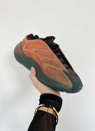 Женские кроссовки adidas yeezy 700 v3 fade