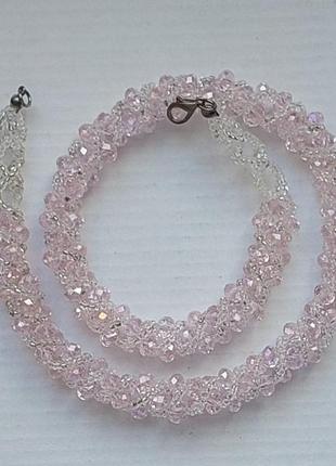 Ожерелье нежно-розового цвета