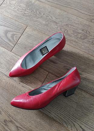 Шкіряні червоні туфлі човники 39й