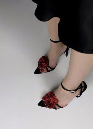 Босоножки на каблуках черные с розой8 фото