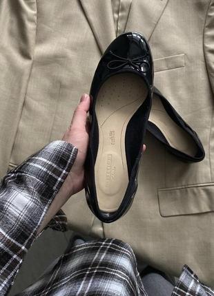 💔якісні чорні шкіряні балетки clarks 😍 ортопедична стелька, ну дуже зручні і м’ягкі  базові та стильні  ідеально під все😍5 фото