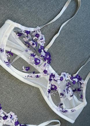 Женское нижнее белье с цветочными кружевами