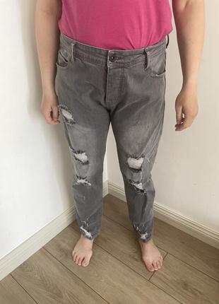 Джинсы темно-серые рваные зауженные с дырками однотонные джинсы серые