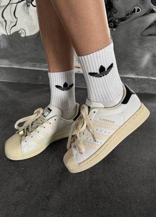 Жіночі кросівки в стилі adidas superstar white / beige logo premium.