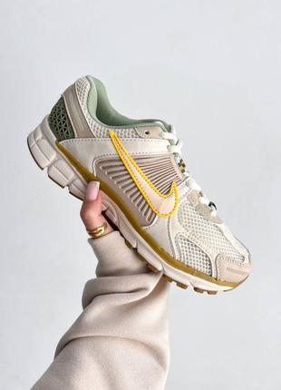 Кросівки nike wmns air zoom vomero 5 'pale ivory oil green'