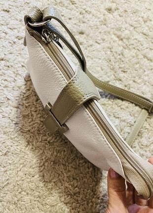 Кожаная сумка genuine leather italy кожа оригинал бренд белая сумочка маленькая фурнитура брендовая длинная ручка10 фото