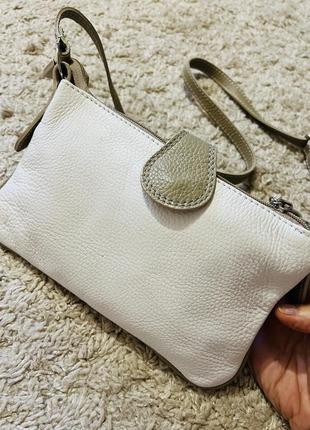 Кожаная сумка genuine leather italy кожа оригинал бренд белая сумочка маленькая фурнитура брендовая длинная ручка6 фото