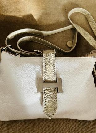 Кожаная сумка genuine leather italy кожа оригинал бренд белая сумочка маленькая фурнитура брендовая длинная ручка8 фото