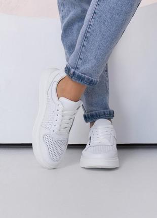 Белые кожаные кроссовки с перфорацией