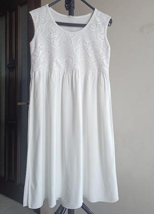 Белоснежное легкое платье с гипюровой вставкой