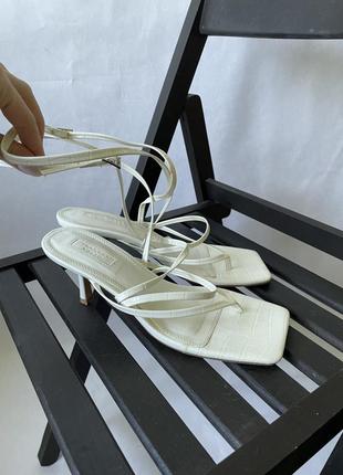 Босоніжки вʼєтнамки з переплетення на нозі