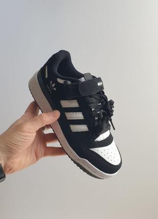 Adidas forum low •black white•