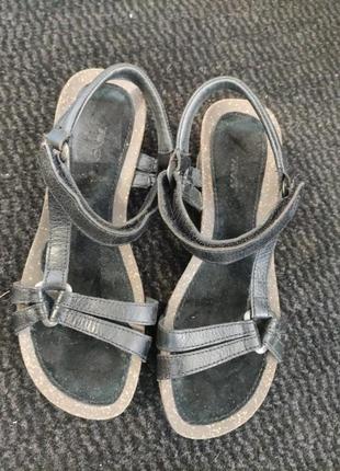 Шкіряні босоніжки.