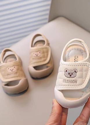 Босоніжки з закритим носочком