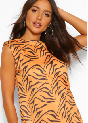 Платье-футболка с тигровым принтом boohoo турция этикетка4 фото