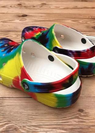 Крокс класік мульти колір клог crocs classic tie dye graphic clog - multi color8 фото