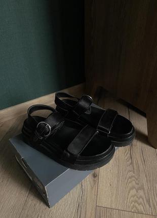 Женские сандалии с двумя ремешками с пряжкой на подъеме. ремешок с липучкой сзади черного цвета и резиновая подошва zara2 фото