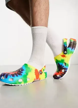 Крокс класік мульти колір клог crocs classic tie dye graphic clog - multi color10 фото