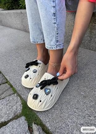 Женские молочные кроксы