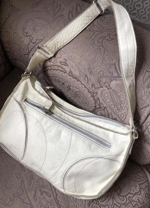 Бело- молочная кожаная маленькая сумочка багет