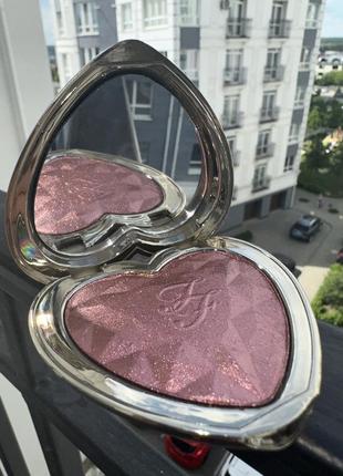 Хайлайтер too faced love light prismatic