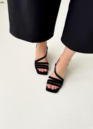 Чорні замшеві босоніжки зі стильними ремінцями