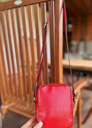 Сумочка на длинном ремешке