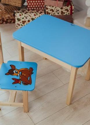 Стіл із шухлядою і стілець із зображенням оленятка. для гри, навчання, малювання.