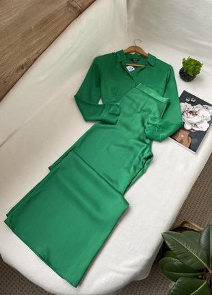 Зеленый атласный костюм рубашка широкие брюки zara