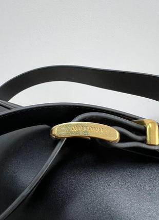 Элегантная женская сумка бренда miu miu черная кожаная кросс боди мини легкая миу миу6 фото