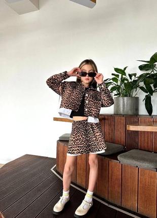 Джинсовий стильний леопардовий костюм для дівчинки спідниця та джинсівка4 фото