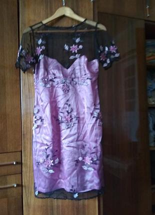 Вишукана вечірня сукня з вишивкою і сіткою