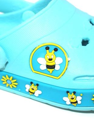 Детские бирюзовые кроксы с пчелками7 фото