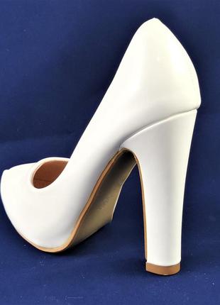 Женские белые туфли на каблуке лаковые модельные (размеры: 36,37,38,39,40) - 7027 фото
