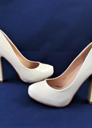 Женские белые туфли на каблуке лаковые модельные (размеры: 36,37,38,39,40) - 7022 фото