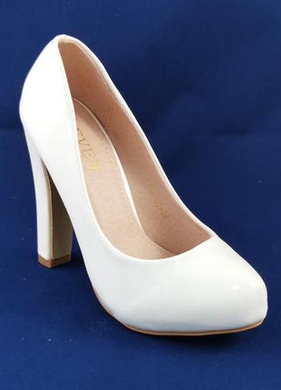 Женские белые туфли на каблуке лаковые модельные (размеры: 36,37,38,39,40) - 7026 фото