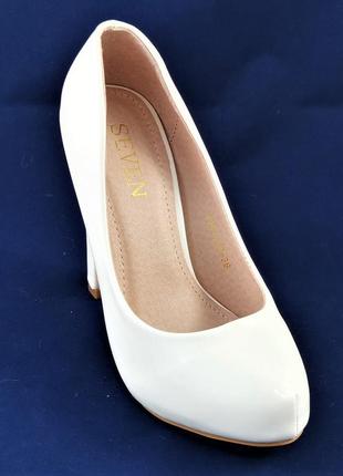 Женские белые туфли на каблуке лаковые модельные (размеры: 36,37,38,39,40) - 7023 фото