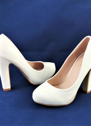 Женские белые туфли на каблуке лаковые модельные (размеры: 36,37,38,39,40) - 70210 фото