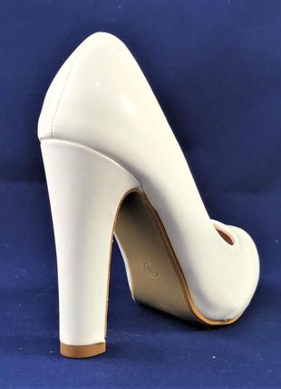 Женские белые туфли на каблуке лаковые модельные (размеры: 36,37,38,39,40) - 7024 фото