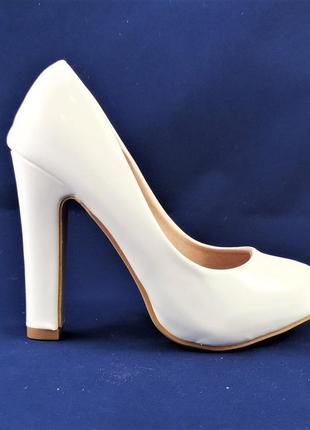 Женские белые туфли на каблуке лаковые модельные (размеры: 36,37,38,39,40) - 7025 фото