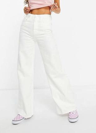 Белые широкие джинсы с рваными краями stradivarius wide leg