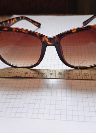 Сонцезахисні окуляри1 з тигровою оправою