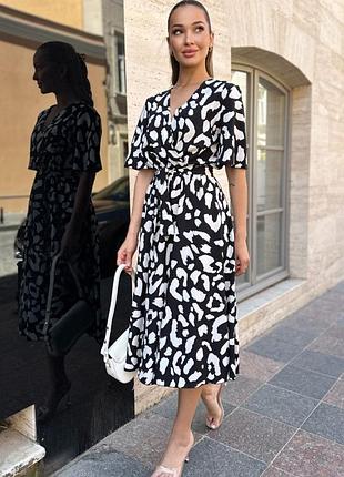 Платье миди женское летнее весеннее леопард приталенное а силуэта с v образным декольте на запах зелёное чёрное белое электрик малина