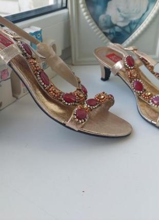 Босоніжки в камінчиках у східному стилі