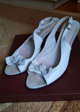Женские босоножки на каблуке