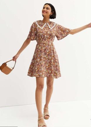 Новое коричневое мини-платье с цветочным принтом и оборкой на спине 50-52 размер new look