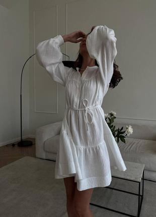 Муслиновое платье мини с объемными рукавами фонарики на пуговицах с рюшками с поясом платье белая бежевая из хлопка легкая весенняя трендовая стильная