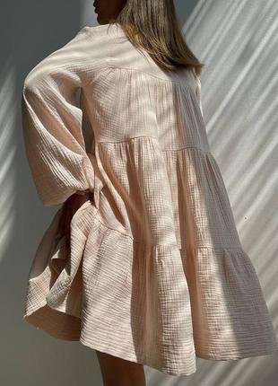 Муслиновое платье мини с объемными рукавами фонарики на пуговицах с рюшками с поясом платье белая бежевая из хлопка легкая весенняя трендовая стильная6 фото