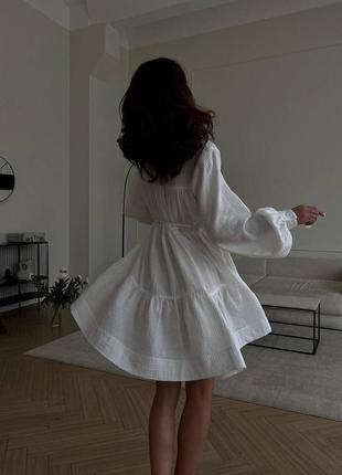 Муслінова сукня міні з об'ємними рукавами ліхтарики на гудзиках з рюшками з поясом плаття біла бежева з бавовни легка весняна трендова стильна4 фото