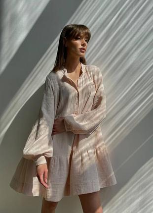Муслінова сукня міні з об'ємними рукавами ліхтарики на гудзиках з рюшками з поясом плаття біла бежева з бавовни легка весняна трендова стильна
